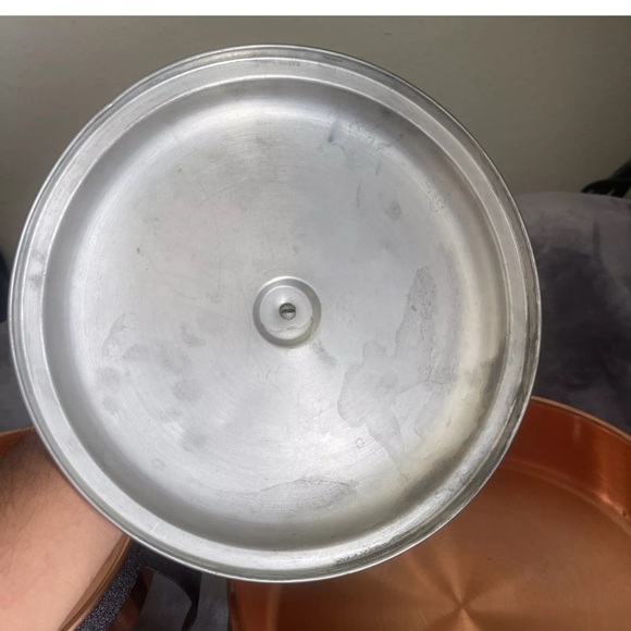 Pair of pots and double lighter. 20th century. Made of copper and gilded metal. - Picture 10 of 10